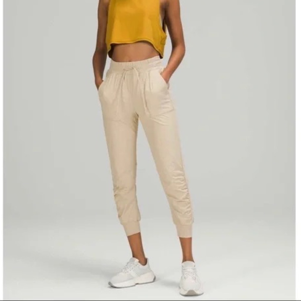 Lululemon Beyond‎ the Studio 7/8 Jogger Trench Beige Lined Yoga Pants